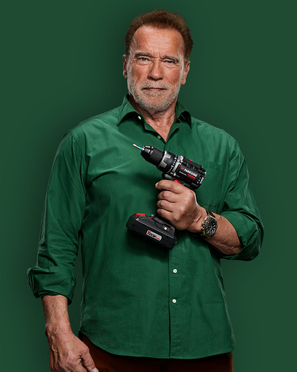 Arnold Schwarzenegger mit Parkside Bohrmaschine.