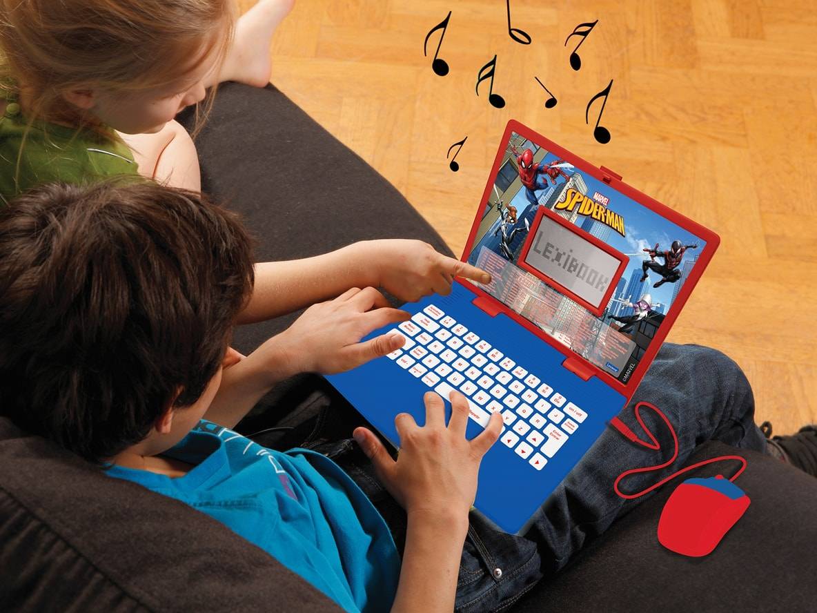 Enfants jouant avec un ordinateur portable jouet Lexibook Spider-Man bleu et rouge.