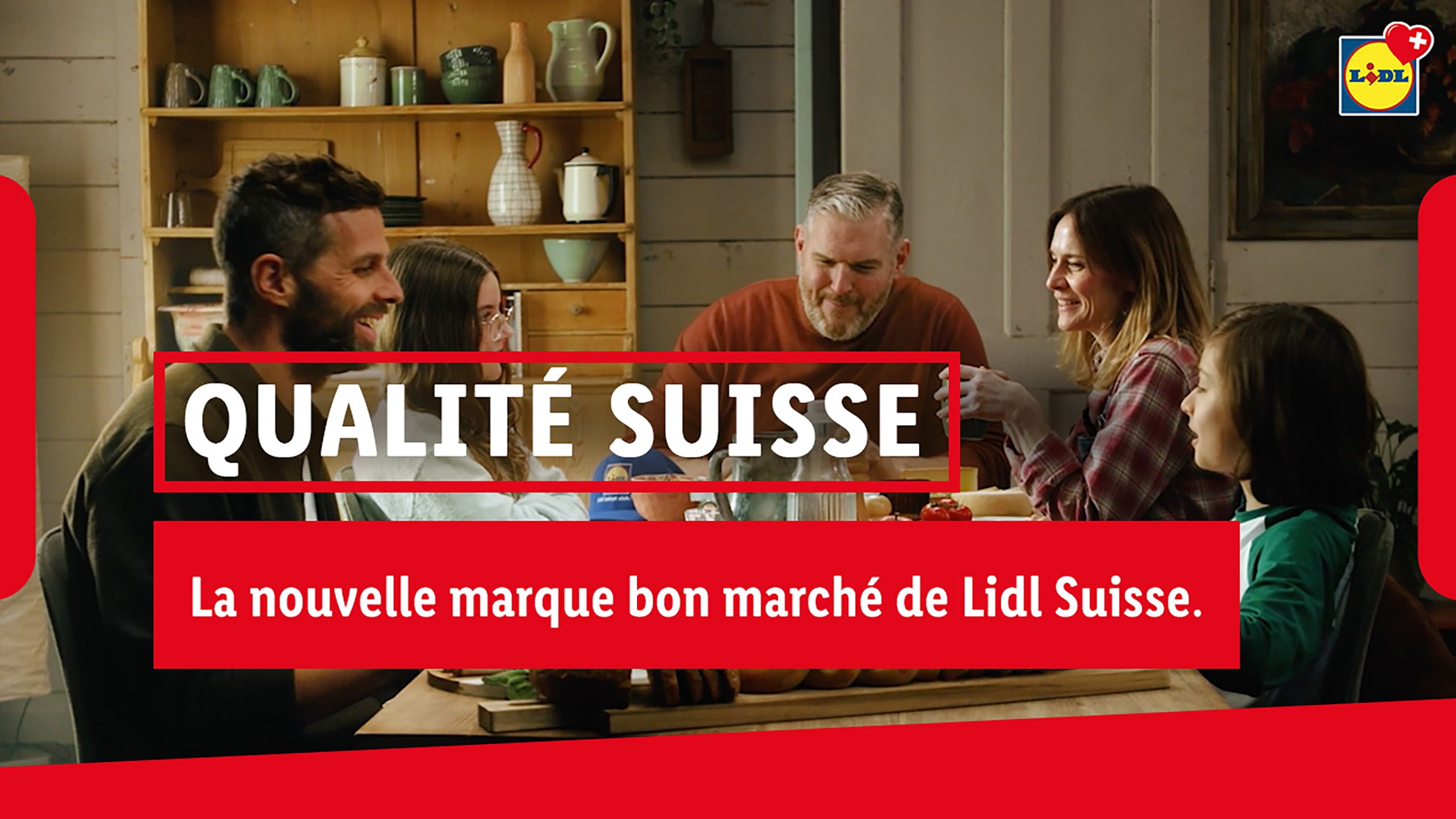 Famille savourant des produits Lidl Suisse de haute qualité.