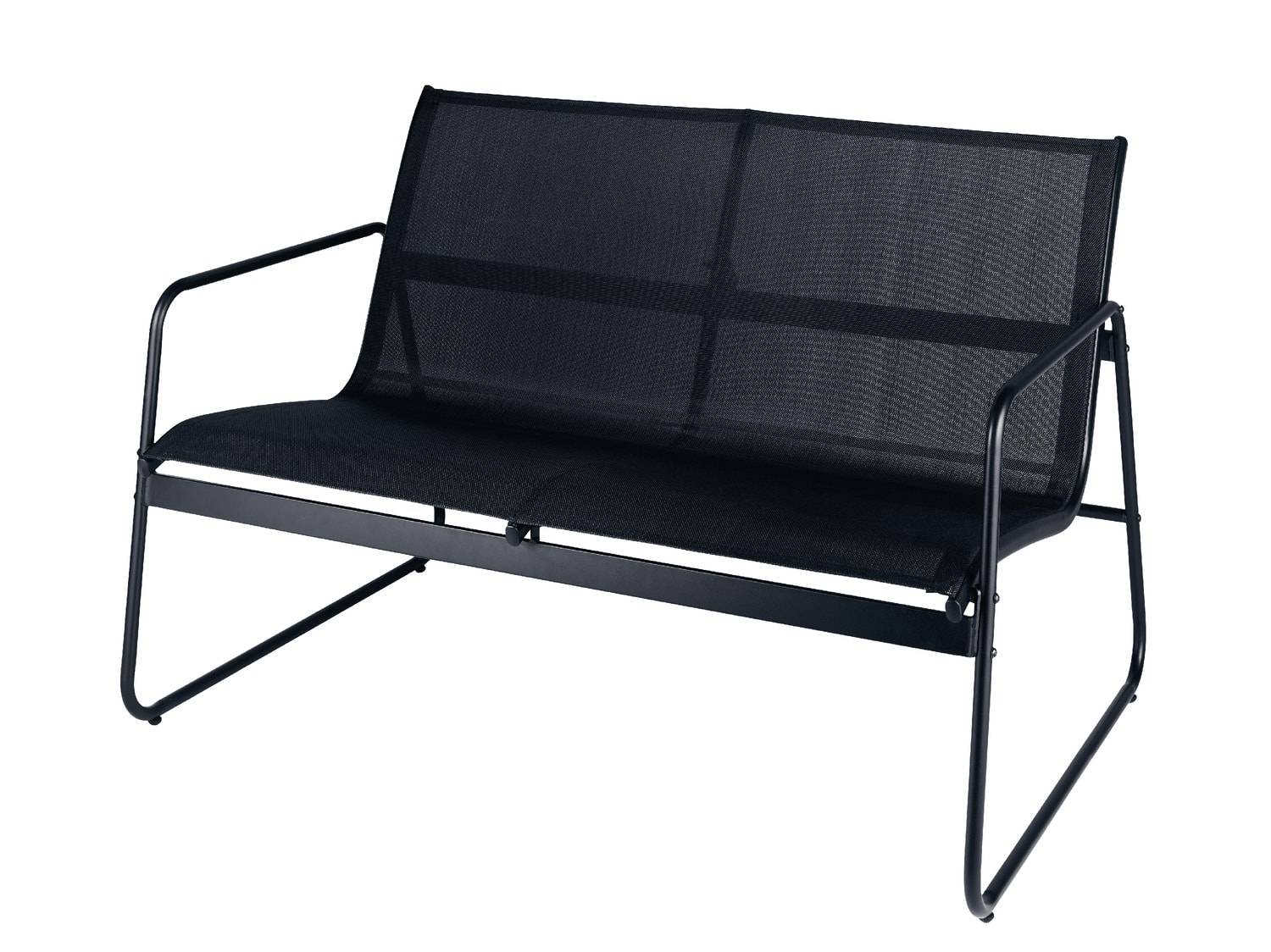 Zweisitzige Gartenbank aus schwarzem Metall mit Sitzfläche und Rückenlehne aus Netzstoff.