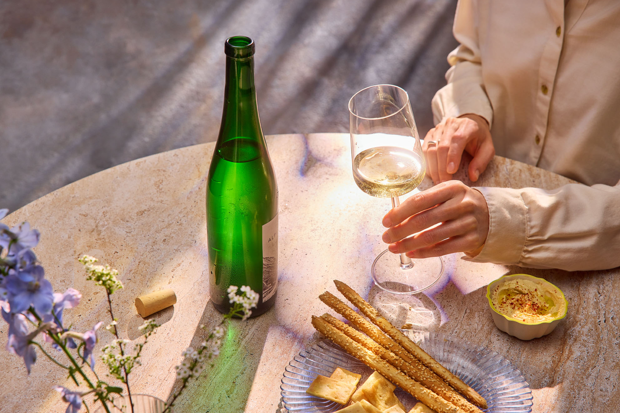 Vino bianco, grissini e hummus.