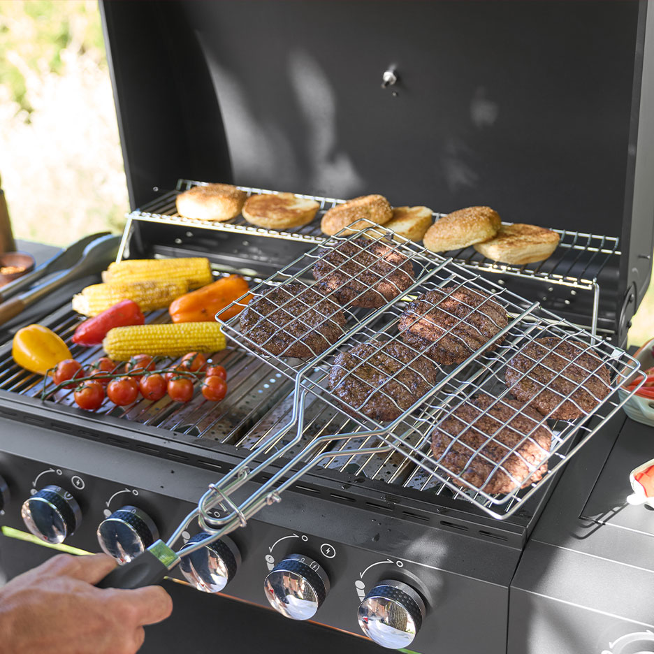 Barbecue a gas con hamburger, pannocchie e panini sulla griglia.