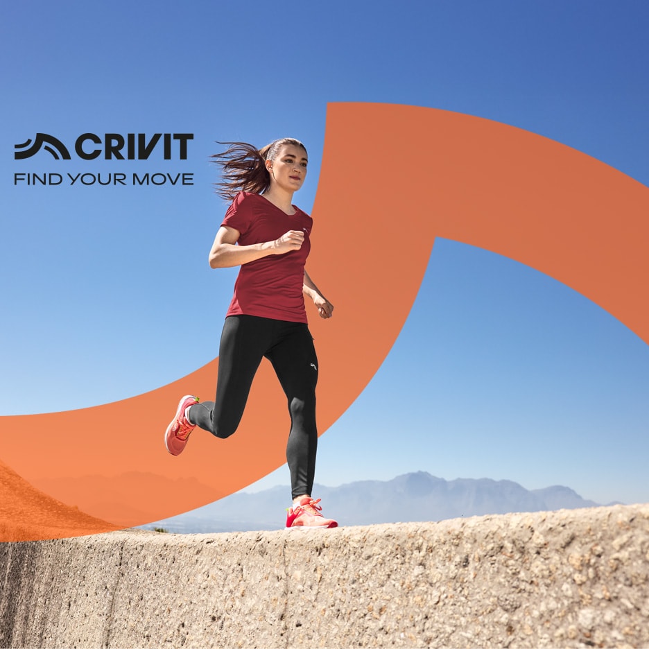 Frau läuft in rotem Sport-T-Shirt und schwarzen Leggings, mit dem Slogan 'FIND YOUR MOVE'.