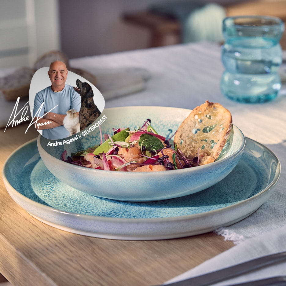 Schale mit Lachs-Ceviche und Toast, dazu ein Bild von Andre Agassi mit Haustieren.