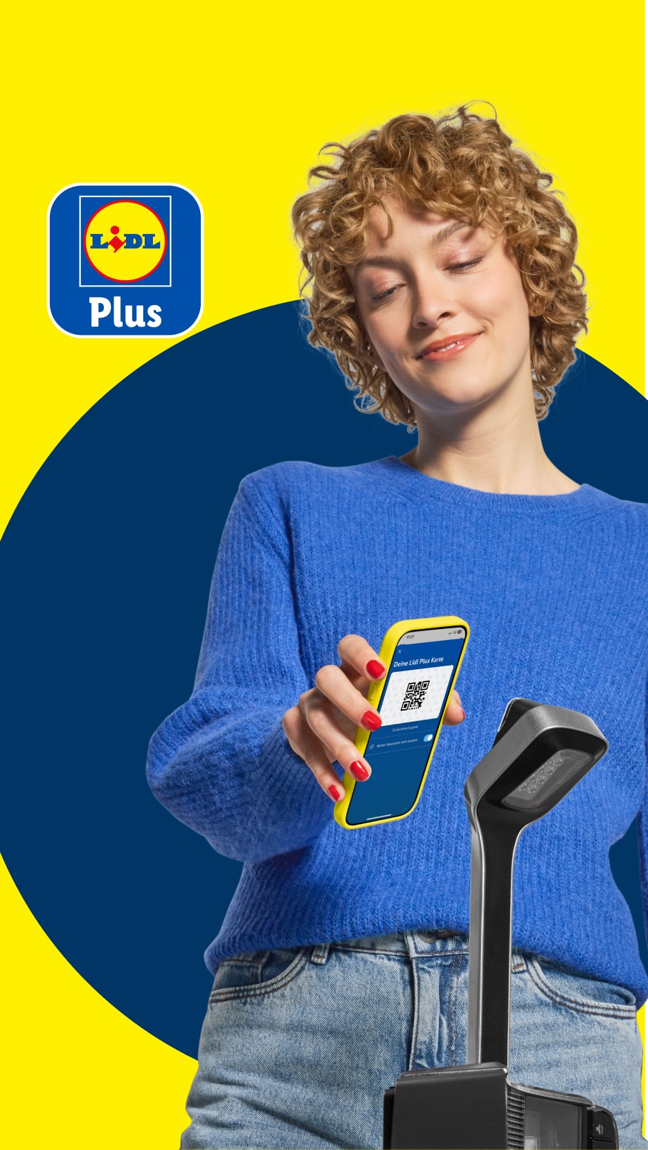 Eine Frau scannt einen QR-Code auf ihrem Handy für eine Kundenkarte, mit dem Plus-Logo.