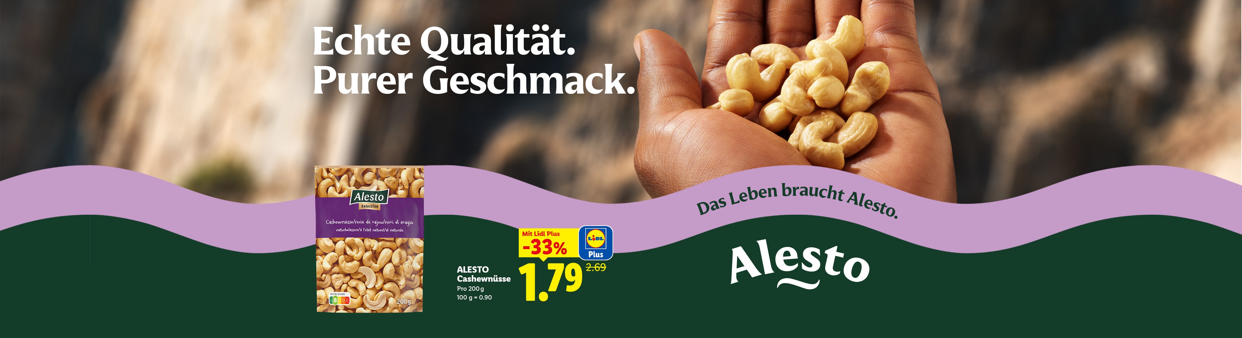Cashewnüsse in einer Hand und einer Packung, mit dem Text „Echte Qualität. Purer Geschmack.“