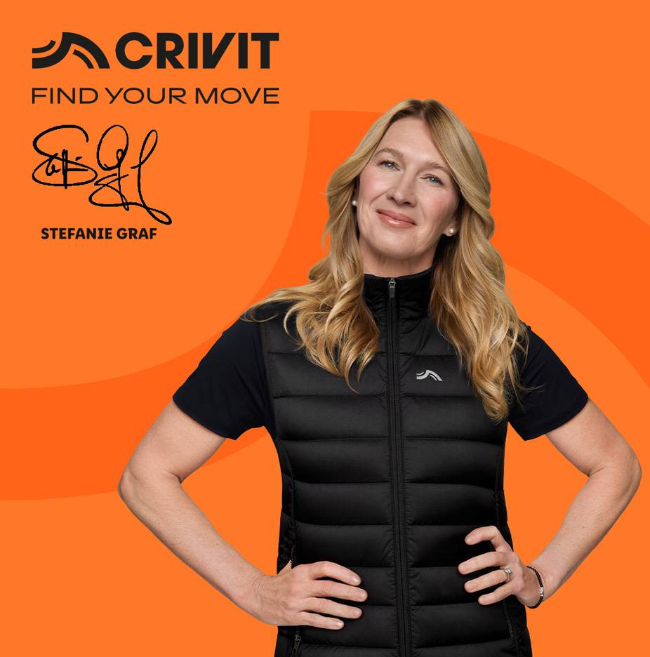 Donna in gilet imbottito nero, con la scritta «FIND YOUR MOVE» e la firma di Stefanie Graf.