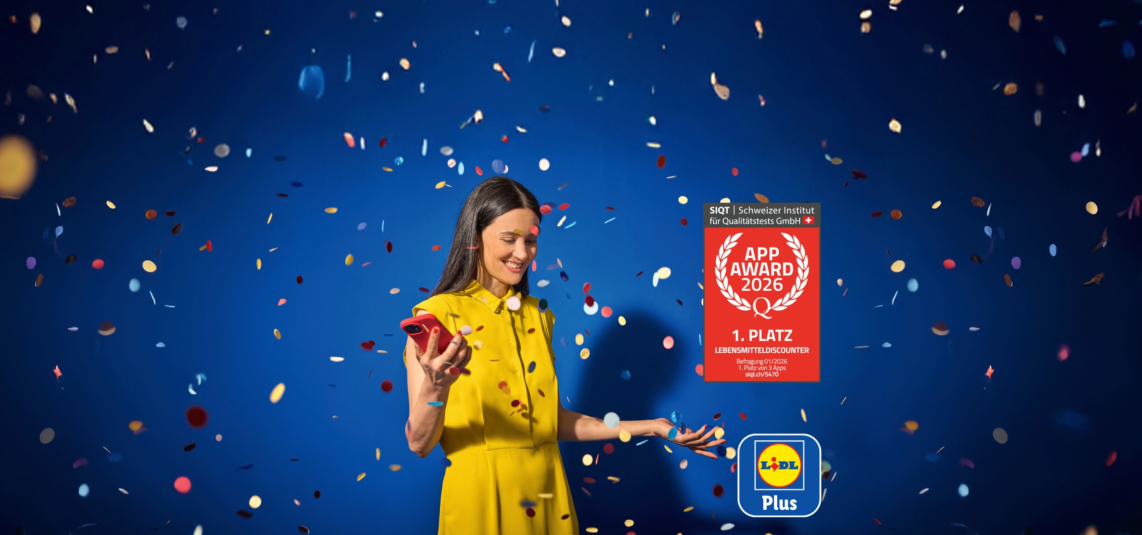 Lächelnde Frau mit Telefon, Konfetti und „App Award 2026 – 1. Platz“ Auszeichnung.