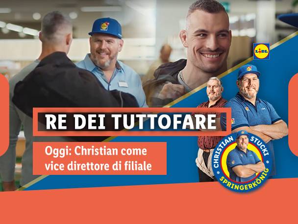 Uomini sorridenti in uniforme da lavoro, con testo: 'RE DEI TUTTOFARE, Oggi: Christian come vice direttore di filiale'