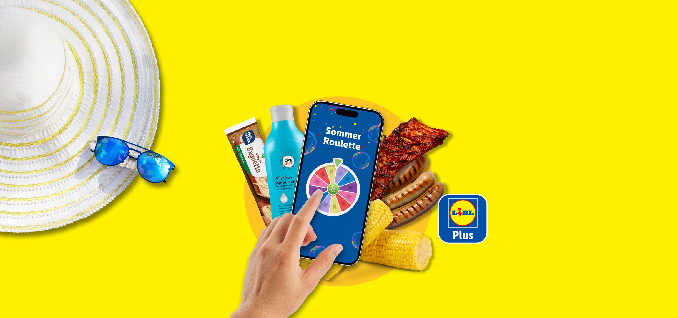 Sommerliche Szene mit Sonnencreme, Grillgut, Sonnenhut und einer Hand, die ein Smartphone mit einem Glücksradspiel bedient.