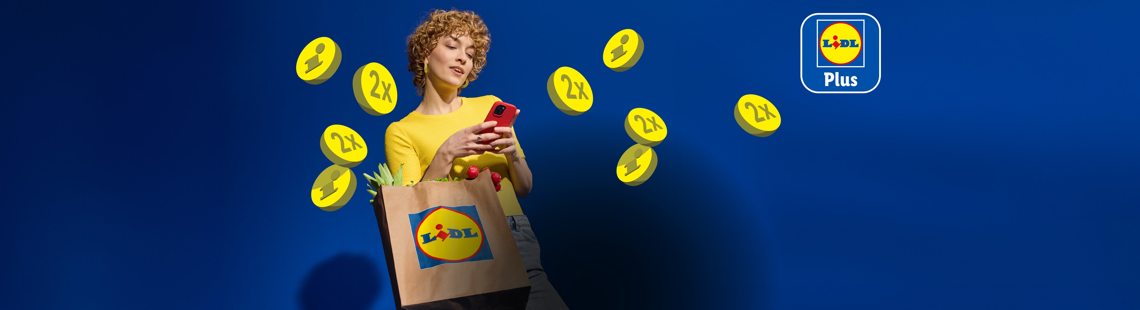 Frau mit Einkaufstasche und Telefon, gelbe Münzen schweben herum, App-Logo.