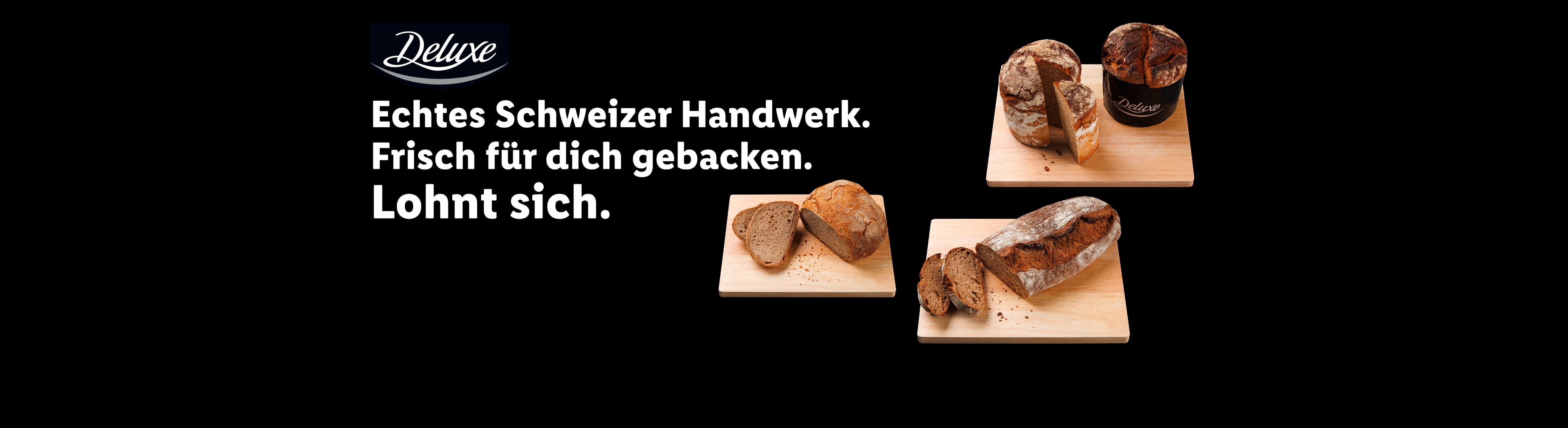 Drei Holzbretter mit frisch gebackenem Brot, teilweise geschnitten, auf schwarzem Hintergrund. Text: Echtes Schweizer Handwerk. Frisch für dich gebacken. Lohnt sich.