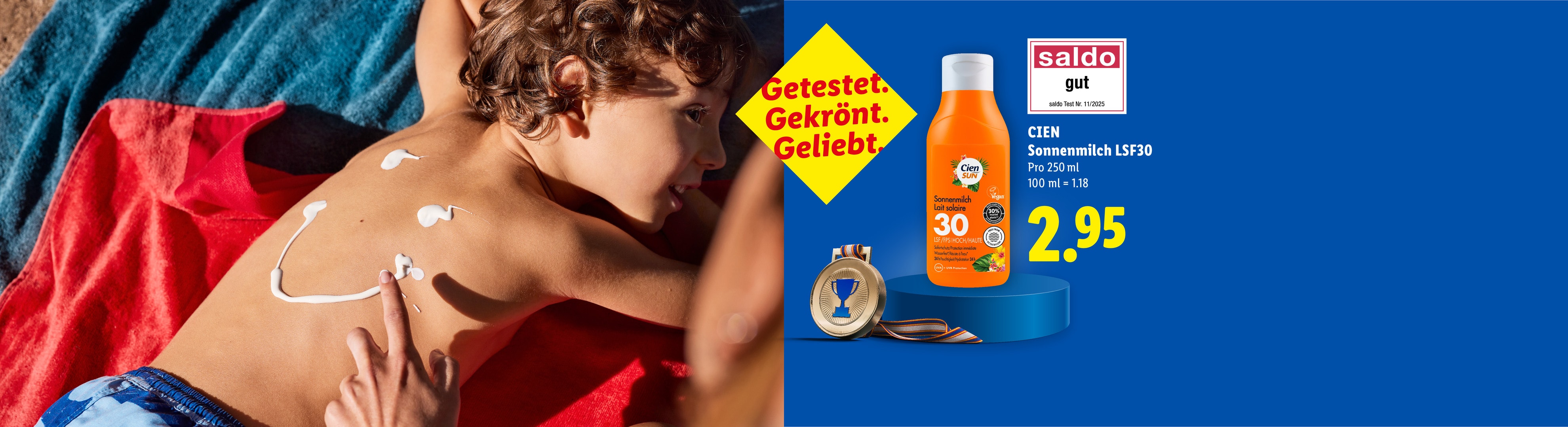 Kind mit Sonnencreme auf dem Rücken, daneben Sonnenmilch mit LSF 30 und Preis.