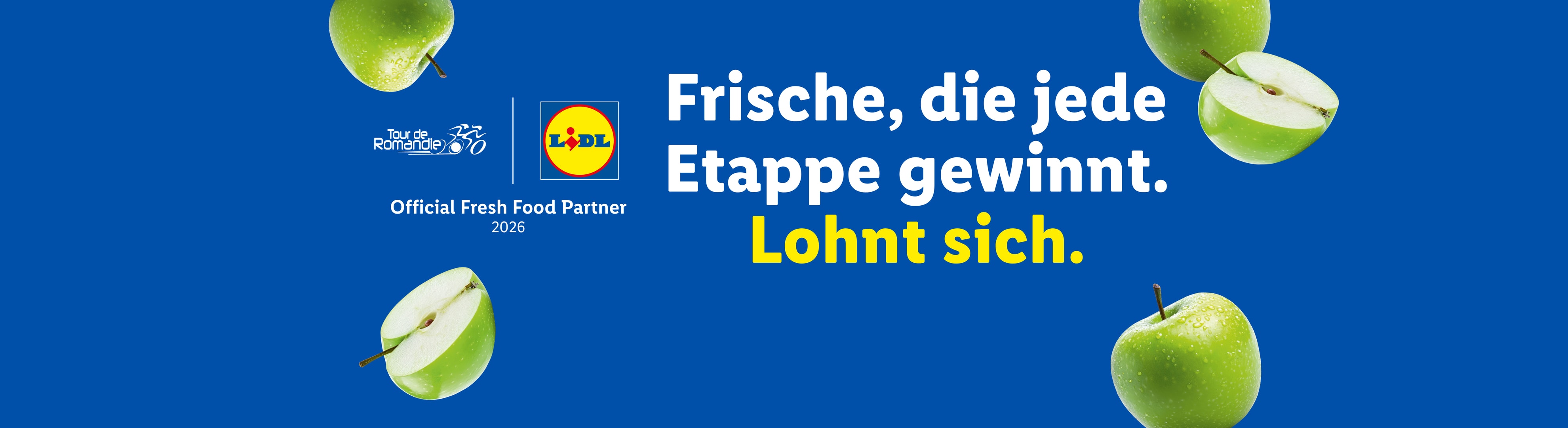 Grüne Äpfel auf blauem Hintergrund mit dem Text 'Frische, die jede Etappe gewinnt. Lohnt sich.'