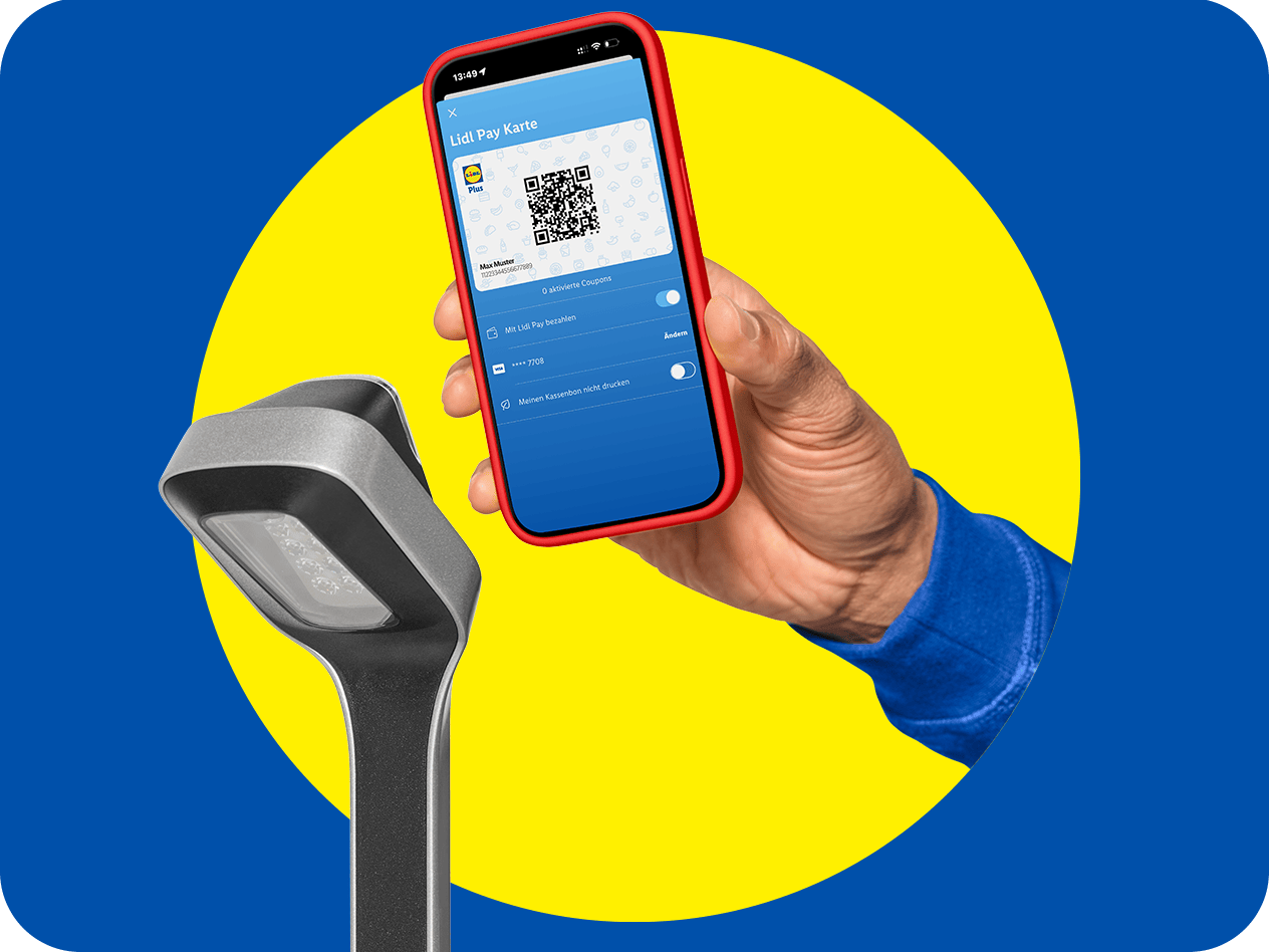 Eine Hand hält ein Smartphone mit der Bezahl-App und scannt einen QR-Code an einem Lesegerät.