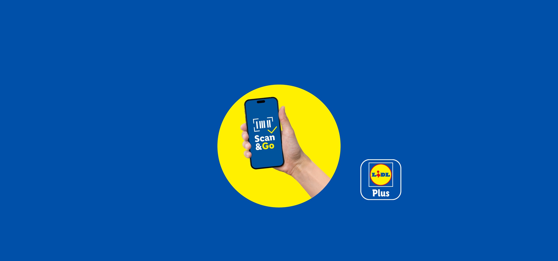 Hand hält ein Smartphone mit der Scan & Go App auf blauem und gelbem Hintergrund.