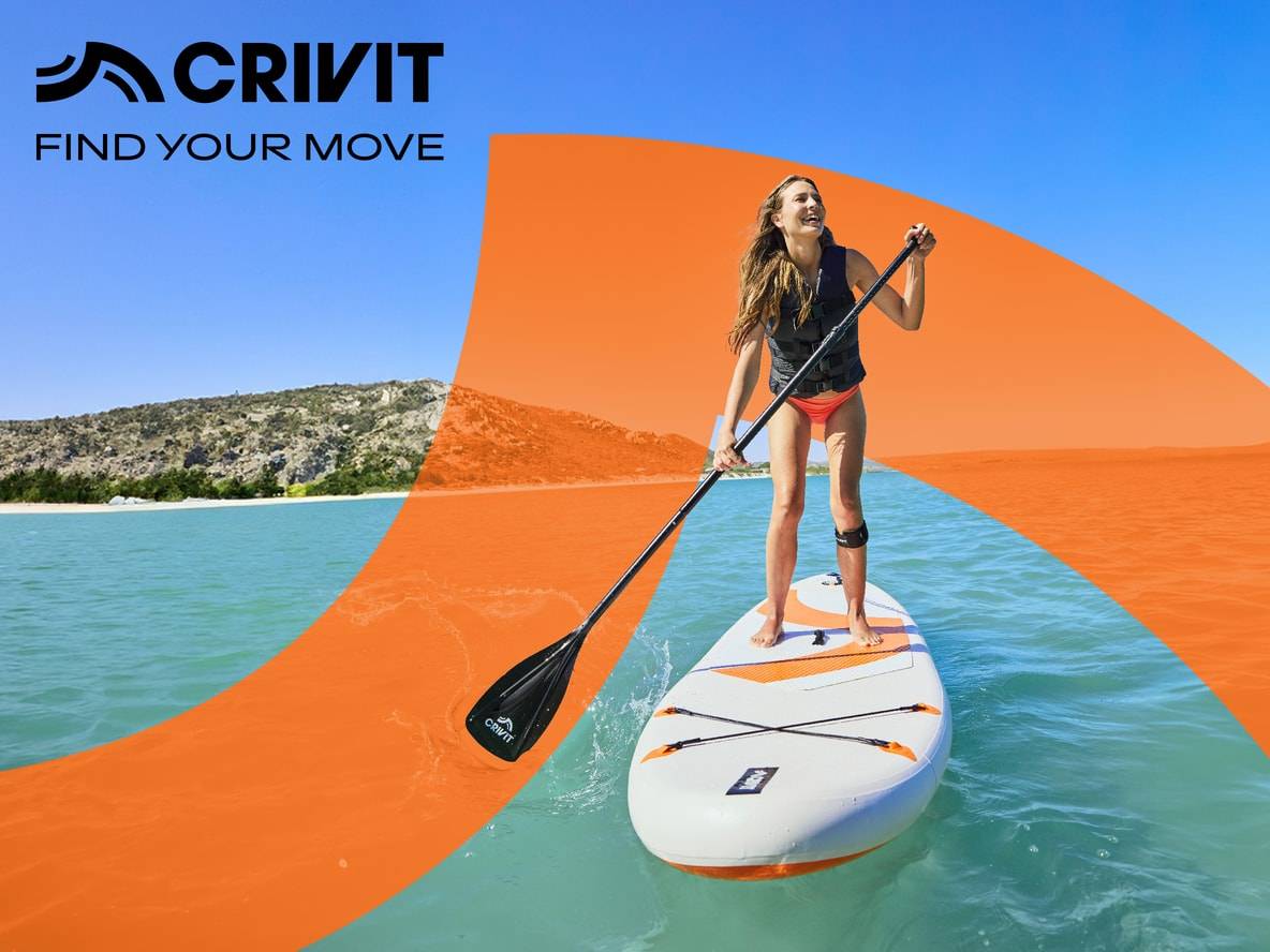 Eine Frau auf einem Stand-Up-Paddle-Board mit Paddel auf dem Wasser, umgeben von Bergen. Text: Finde deine Bewegung.